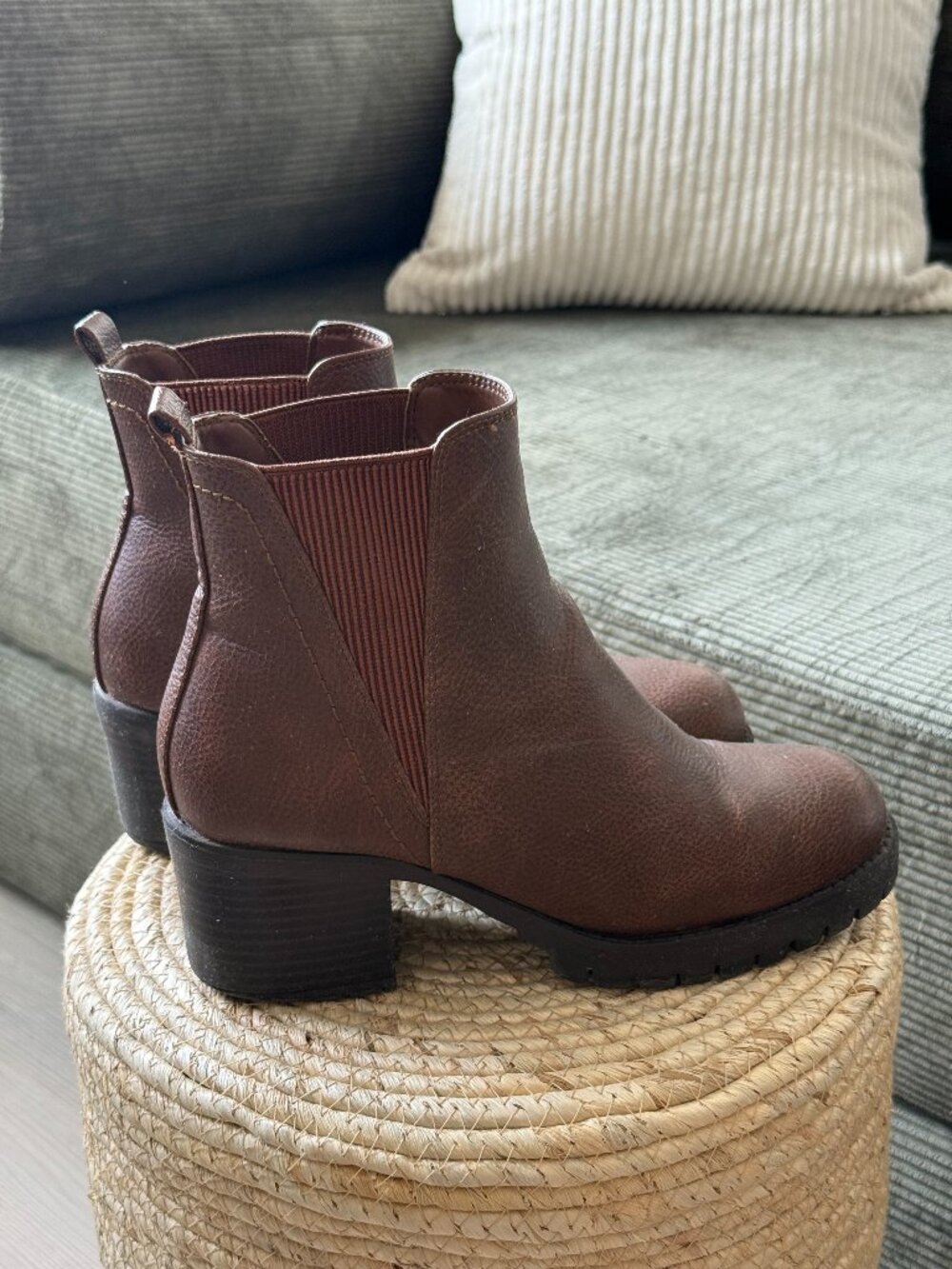 brown round toe boot, size 7